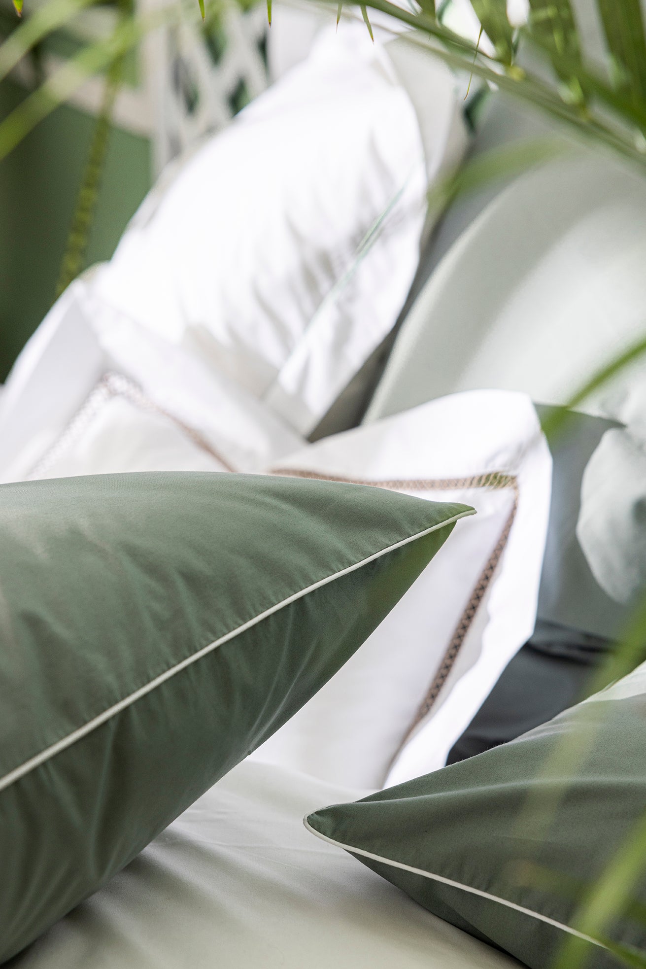 vert-cendré-passepoil-blanc