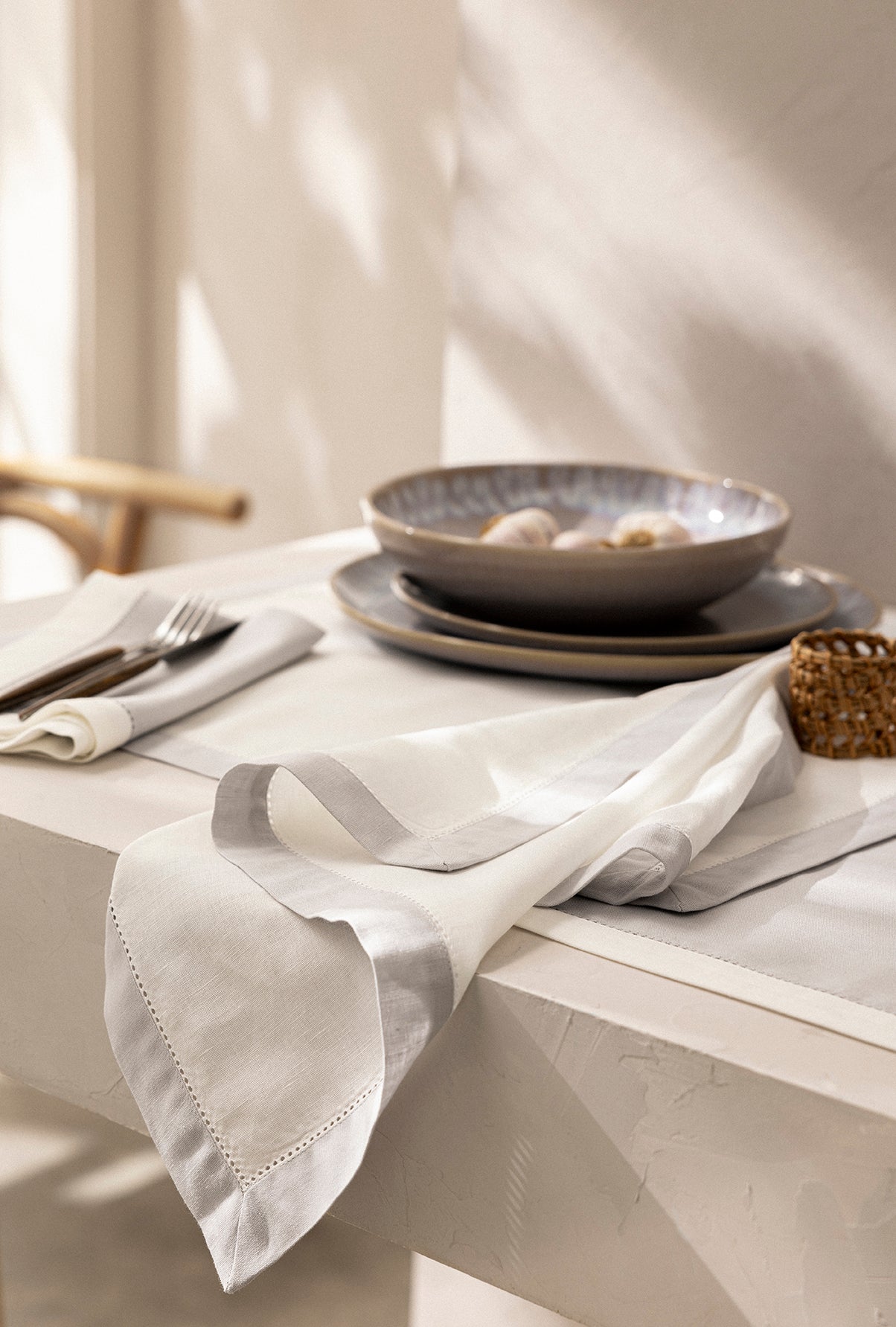 Service de table 12 couverts en lin fin blanc, avec belles broderies Service de table 12 couverts en lin fin blanc, avec belles broderies